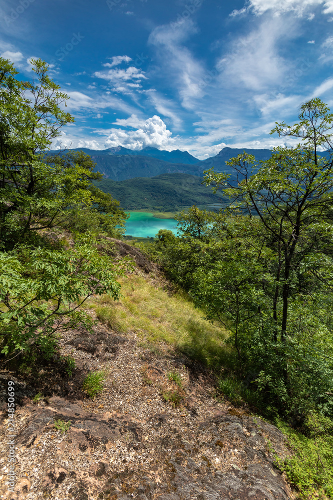 Obraz premium Kalterer See - Bozen und Umgebung - Südtiroler Weinstraße