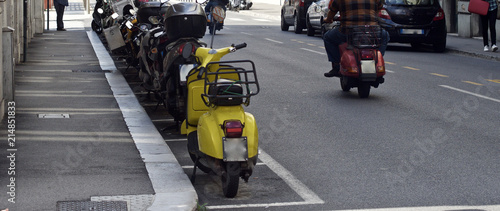 Mopeds stehen am Straßenrand 