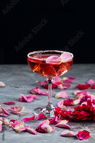Obraz na płótnie Rose cocktail. On grey stone concrete background. Copy space w salonie