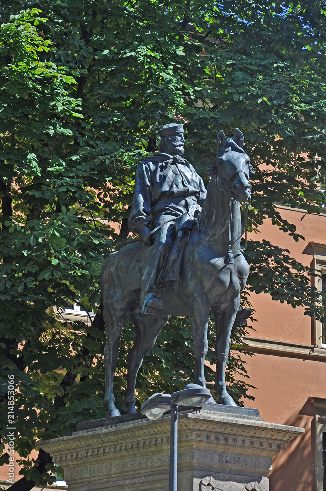 Obraz premium Bologna, Italy, Garibaldi statue in Indipendenza street.