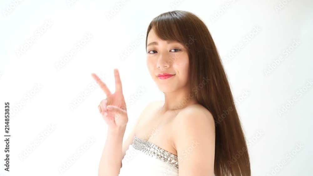 スローモーション・女性・振り向く・ピースサイン スローモーション・女性・振り向く・ピースサイン