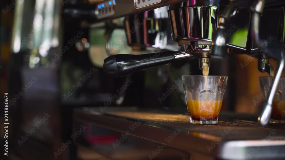 Brewing espresso by coffee blending machine Brewing espresso by coffee blending machine