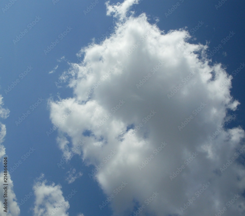 Obraz premium Céu azul com nuvens claras