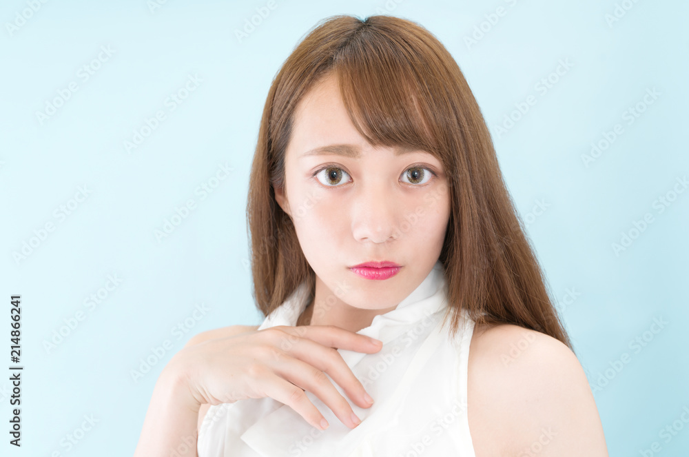 女性・見つめる・ブルーバック
