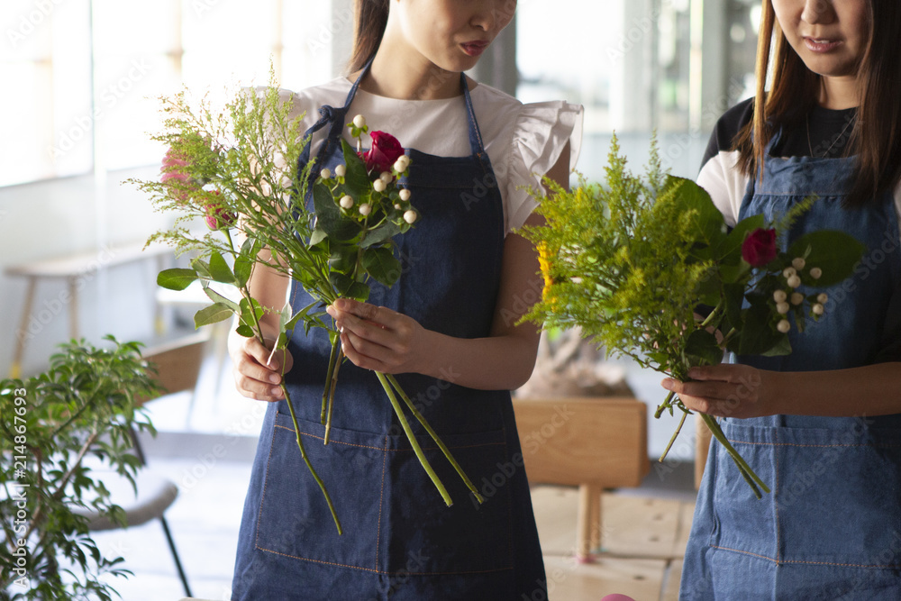 花束を作る 花屋の開店準備の風景 Stock Photo Adobe Stock