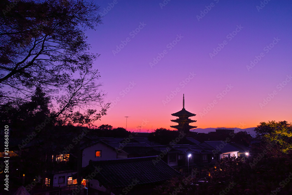 Fototapeta premium Zachód słońca niebo i wieża Yasaka
