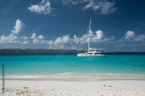 Catamaran anclado en British Virgin Islands, Jost Van Dike