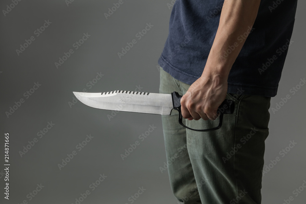 サバイバルナイフを持った犯罪者の男性