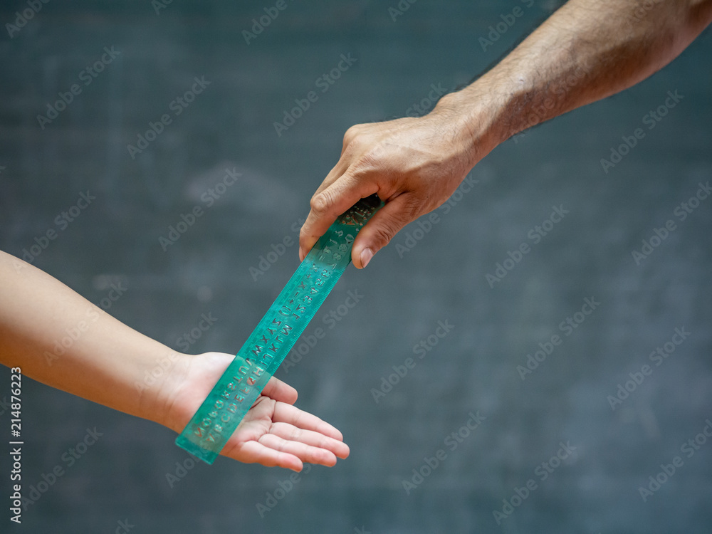 Учитель бьет линейкой. Размеры теннисной ручки. Линейкой по запястью. Линейка по пальцам. Бить линейкой по рукам.