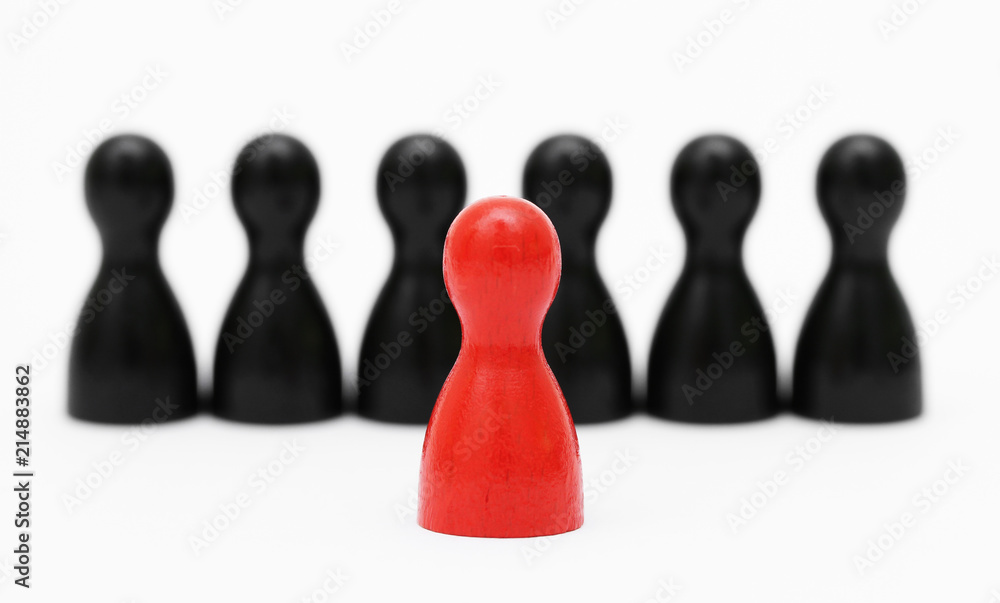 Einzelgänger Rote Spielfigur im Vordergrund mit schwarzen Hintermännern Einzelgänger Rote Spielfigur im Vordergrund mit schwarzen Hintermännern