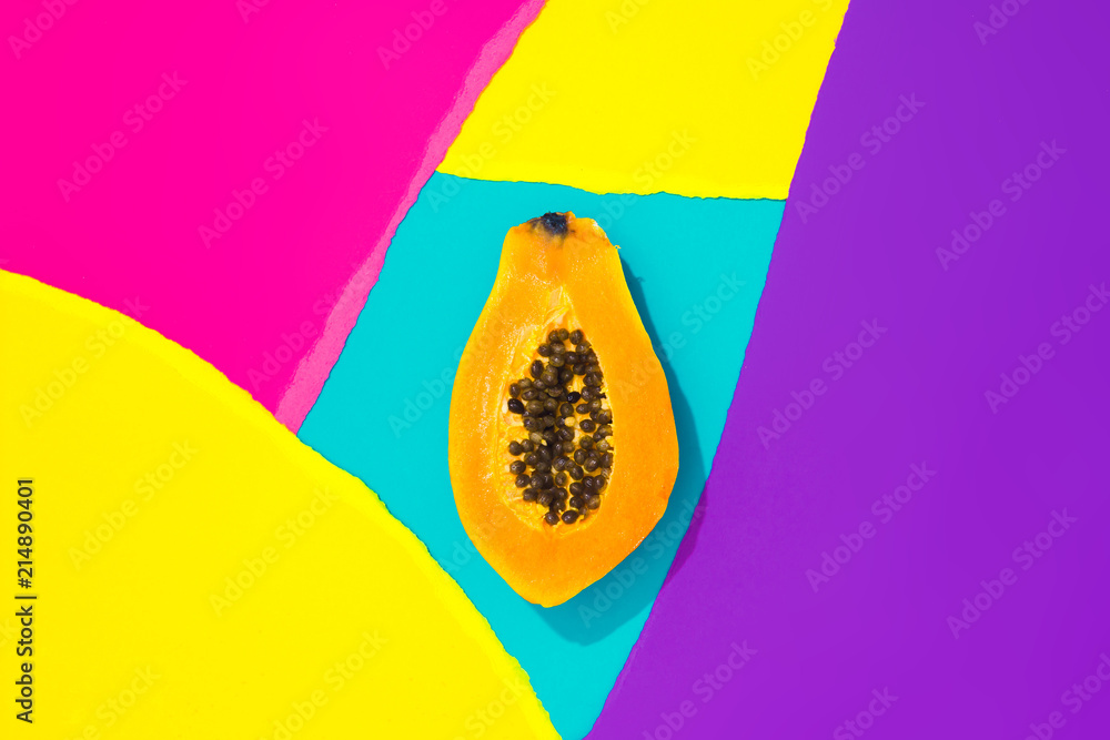 Fototapeta Kreatywny tropikalny układ z papają i kolorowymi żywymi papierami. Streszczenie kolory tła sztuki. Minimalna koncepcja lato. Leżał płasko.