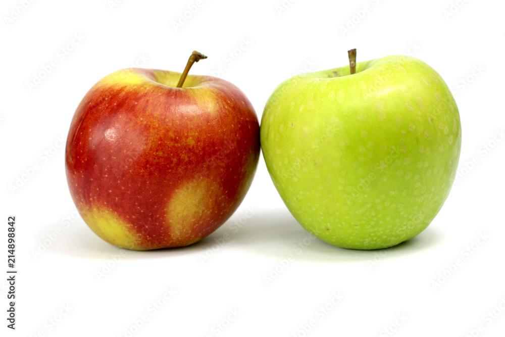 zwei perfekte Äpfel isoliert mit Nahaufnahme auf weißem Hintergrund