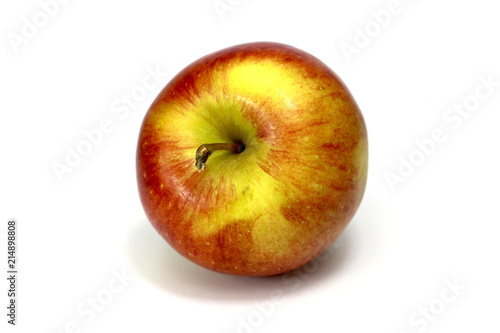 Frischer saftiger roter Apfel auf weißem Hintergrund isoliert