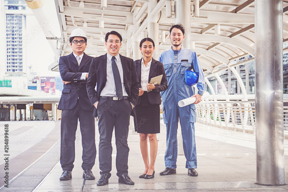 Obraz premium business manager and engineer meeting project at construction site