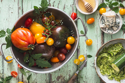 Fototapeta Naklejka Na Ścianę i Meble -  Préparation du Repas avec des Tomates Heirloom,  Courgette, Miel, Fromage Bleu D'Auvergne