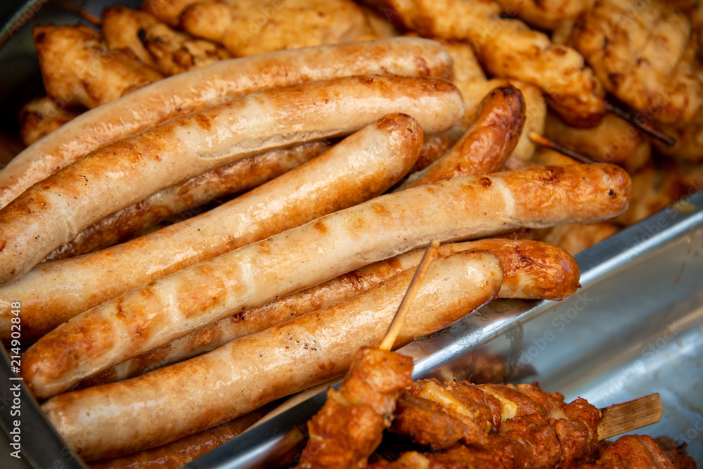 gegrillte Würste und Spieße, knusprig und saftig auf dem Holzkohlegrill gegrillt gegrillte Würste und Spieße, knusprig und saftig auf dem Holzkohlegrill gegrillt