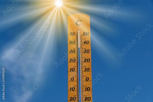 Ein Thermometer zeigt hohe Temperatur bei einer Hitzewelle
