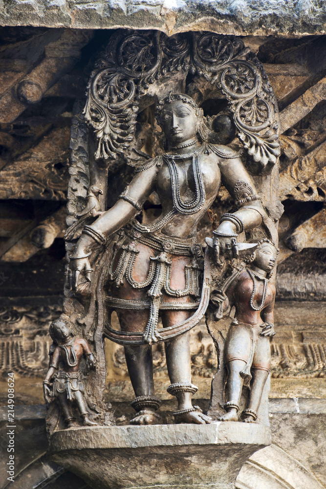 Shilabalika, celestial maiden, as a Gypsy girl. Chennakeshava temple, Belur, Karnataka. Notice the hairstyle.