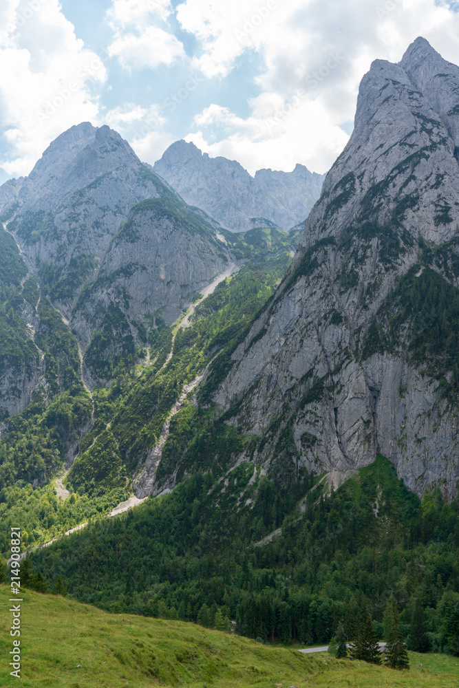 Fototapeta premium Kaiserbachtal Weg zum Stripsenjochhaus
