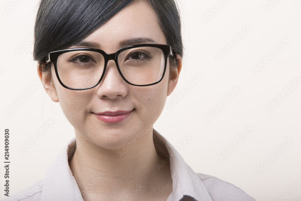 メガネをかけて微笑む若い女性 メガネをかけて微笑む若い女性