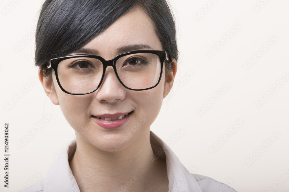 メガネをかけて微笑む若い女性 メガネをかけて微笑む若い女性