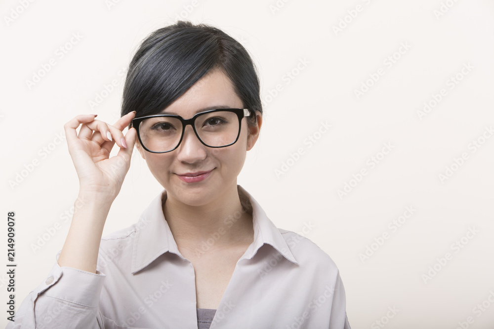 メガネをかけて微笑む若い女性 メガネをかけて微笑む若い女性