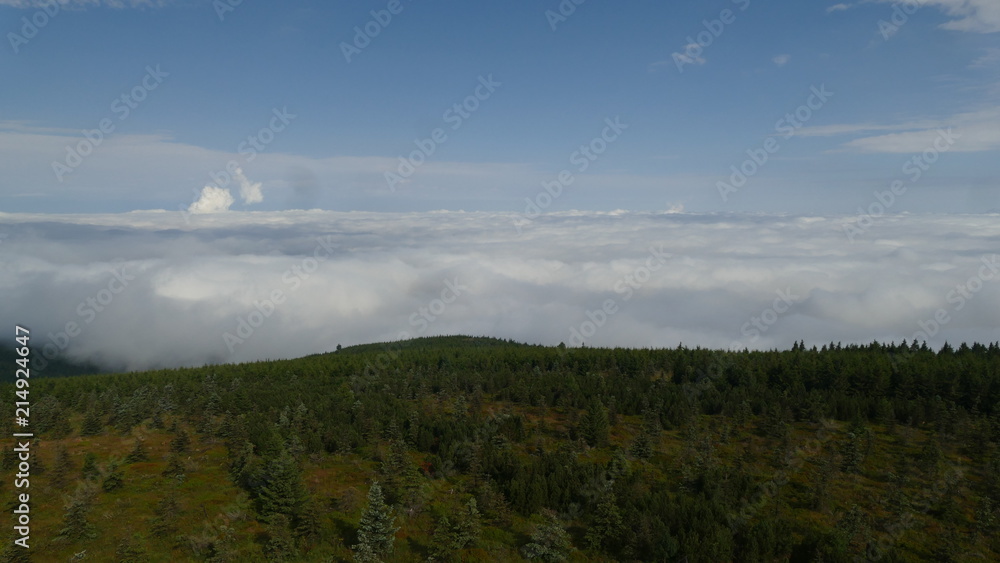 Inwersja. Niski pułap chmur widoczny ze szczytu Smrka w Czechach. Europa.