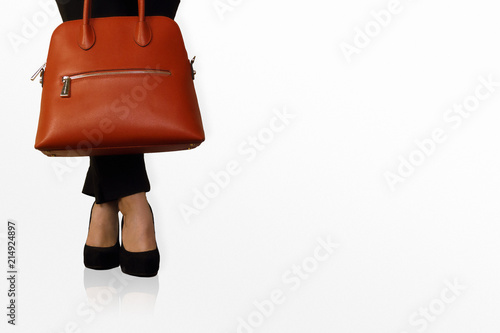 donna elegante in attesa con tacchi e borsa