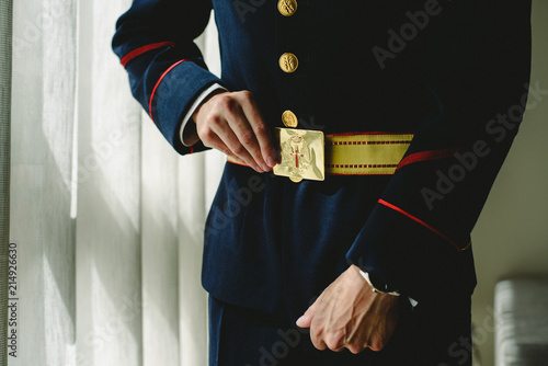Foto Military soldier wearing his dress uniform