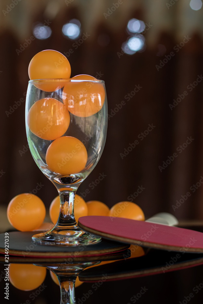 Close-up shot of orange ping pong in clear glass. foto de Stock | Adobe  Stock