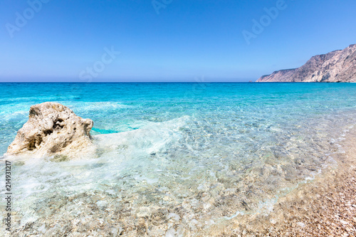 Fototapeta Naklejka Na Ścianę i Meble -  White rock in a turquoise sea