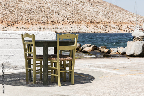 Terrasse de bord de mer en Grèce photo