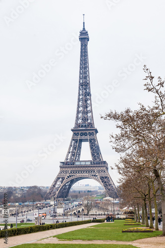 Fototapeta Naklejka Na Ścianę i Meble -  The famous Tour Eiffel at the end of winter