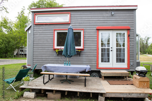Obraz na płótnie Funky girl shows off her DIY Tiny Home w salonie