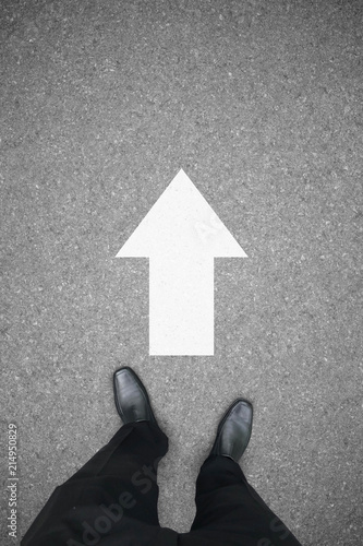 Foto Businessman and direction sign to go ahead forward