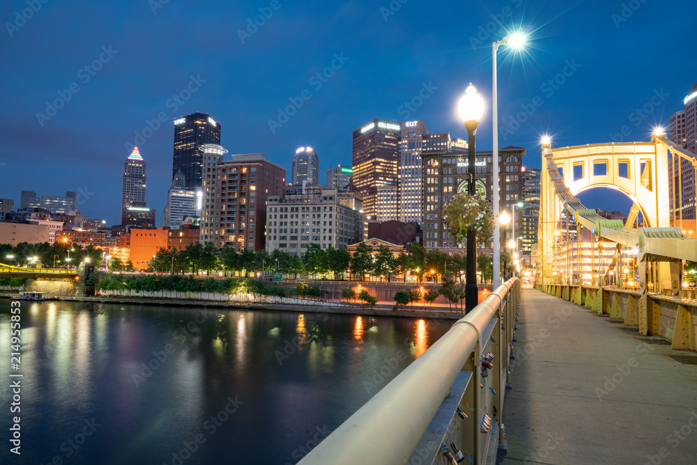 Obraz premium Pittsburgh, Pennsylvania Night Skyline from the Roberto Clemente Bridge