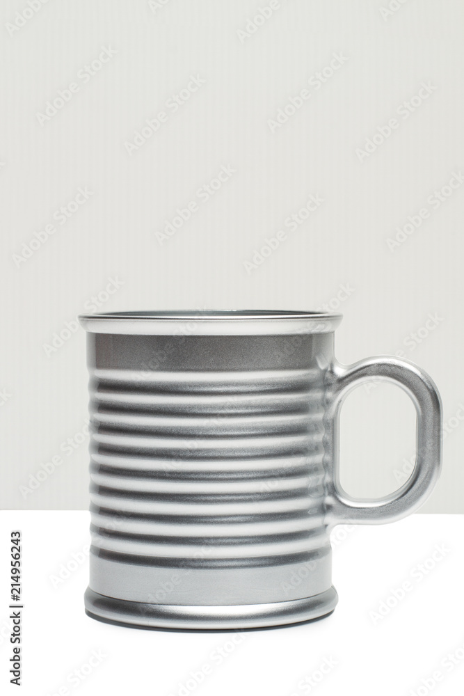 Taza plateada para beber. Vista de frente. Copy space Taza plateada para beber. Vista de frente. Copy space
