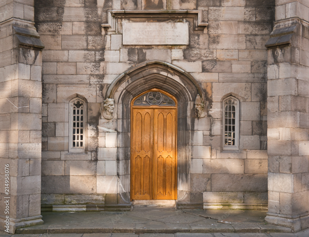 Eingang mit zwei Fenstern und einer gold gestrichen türe aus Holz