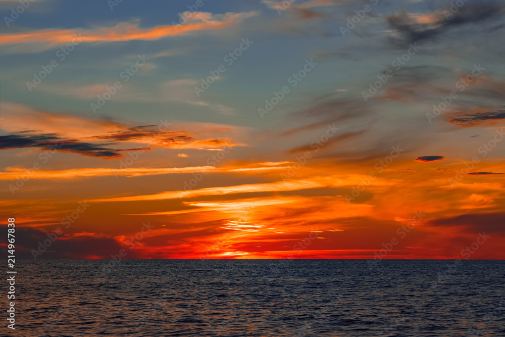 Obraz premium Romantic sunset over the sea