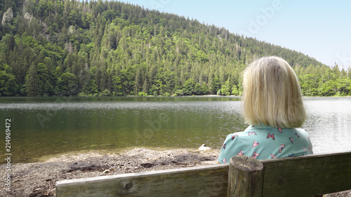 Femme blonde au bord du lac Feldsee - Forêt Noire © rayman7