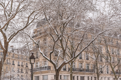 Paris under the snow, typical building facades in winter in a beautiful french neighborhood    © Pascale Gueret