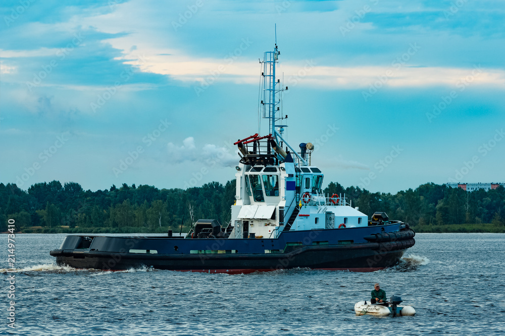 Naklejka premium Black tug ship underway
