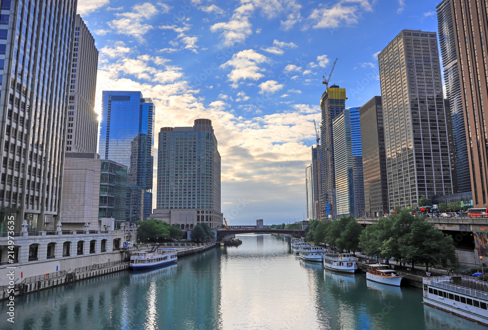 Obraz premium Chicago, Illinois architecture and skyline along the Chicago river.