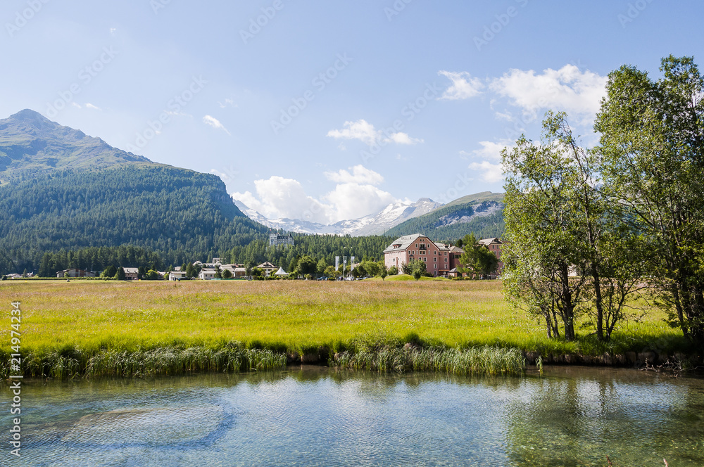 Fototapeta premium Sils, Segl, Sils-Maria, Silsersee, Seenplatte, Inn, Fluss, Val Fex, Fextal, Oberengadin, Engadin, Wanderweg, Alpen, Graubünden, Sommer, Schweiz
