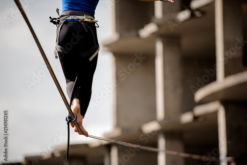 Foto Girls legs walking on the slackline rope