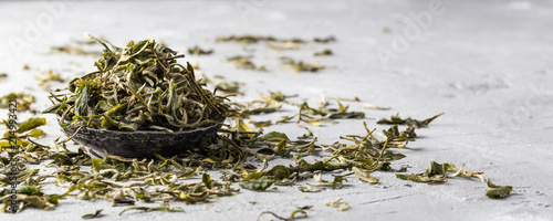 Obraz na płótnie Loose dried white tea leaves on grey background w salonie