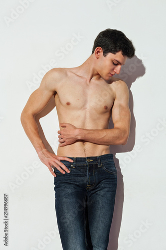 ragazzo muscoloso e atletico posa a torso nudo