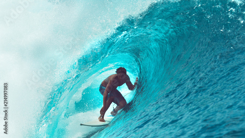 Fotografie CLOSE UP: Exreme athlete surfs a big barrel ocean wave glistening in the sun