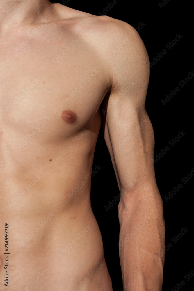 giovane uomo muscoloso posa a torso nudo