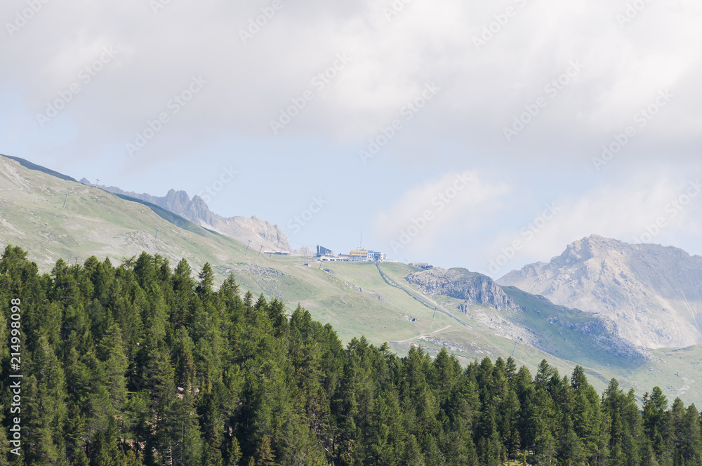 Fototapeta premium St. Moritz, Corviglia, Piz Corviglia, Bergbahn, Wanderweg, via Engiadina, Oberengadin, Engadin, Alpen, Graubünden, Sommer, Schweiz